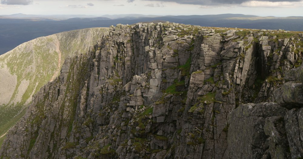 View East to the main Lochnagar cliff face View East to the main Lochnagar cliff face